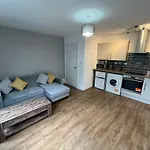 Modern 1 Bed Flat Near Lgi Hospital And University