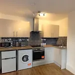 Modern 1 Bed Flat Near Lgi Hospital And University