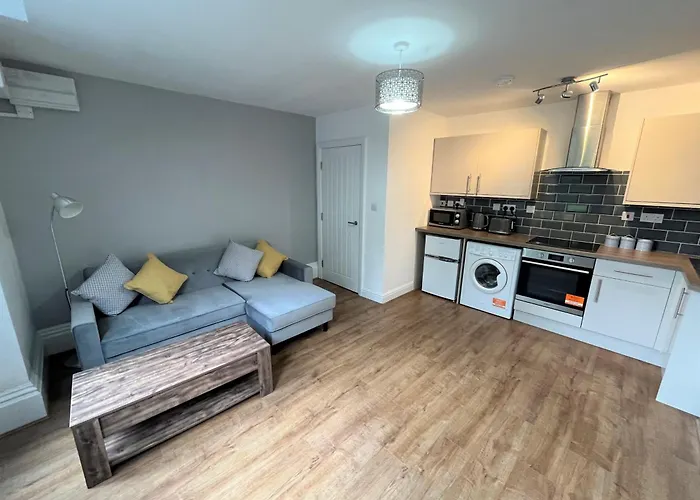 Modern 1 Bed Flat Near Lgi Hospital And University
