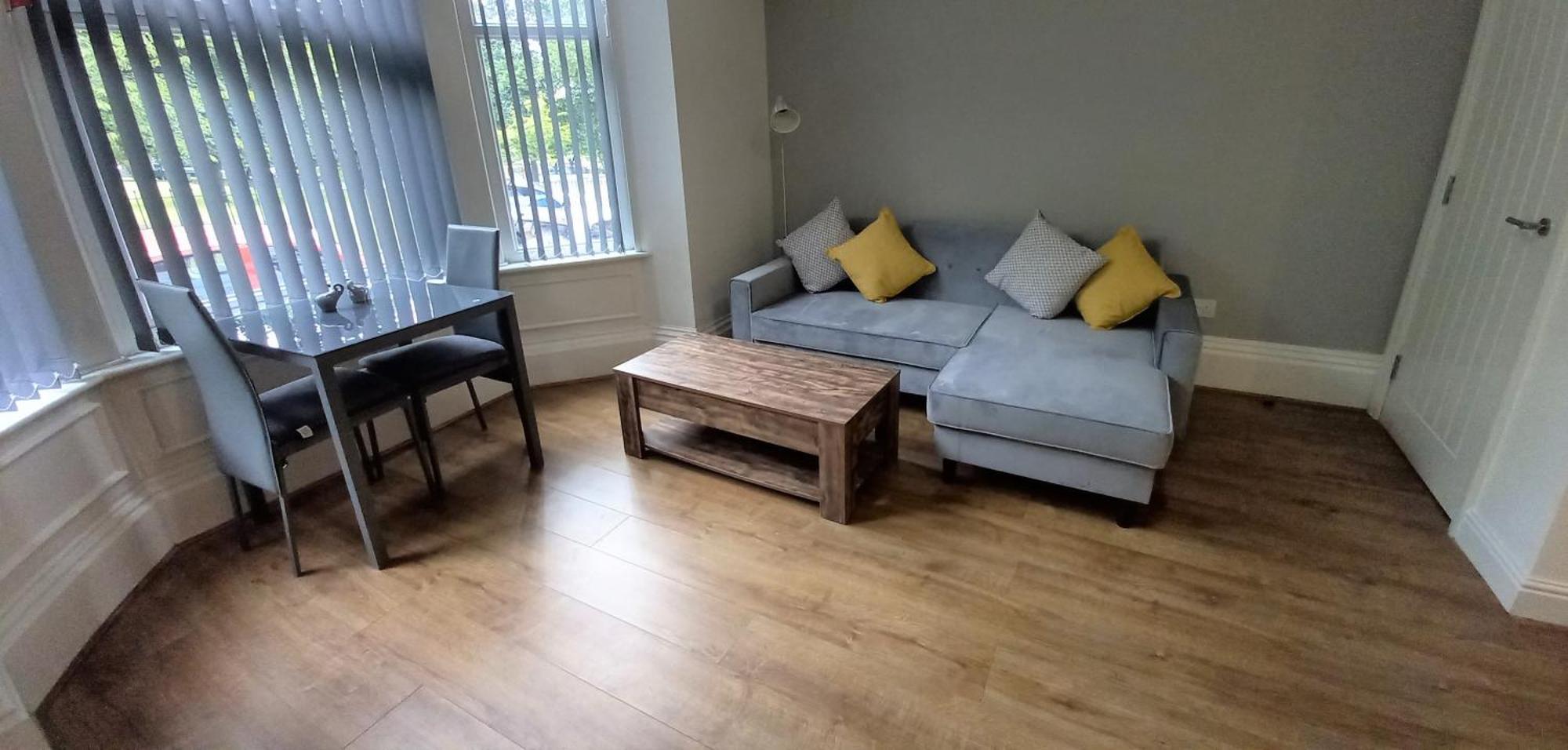 Modern 1 Bed Flat Near Lgi Hospital And Apartment