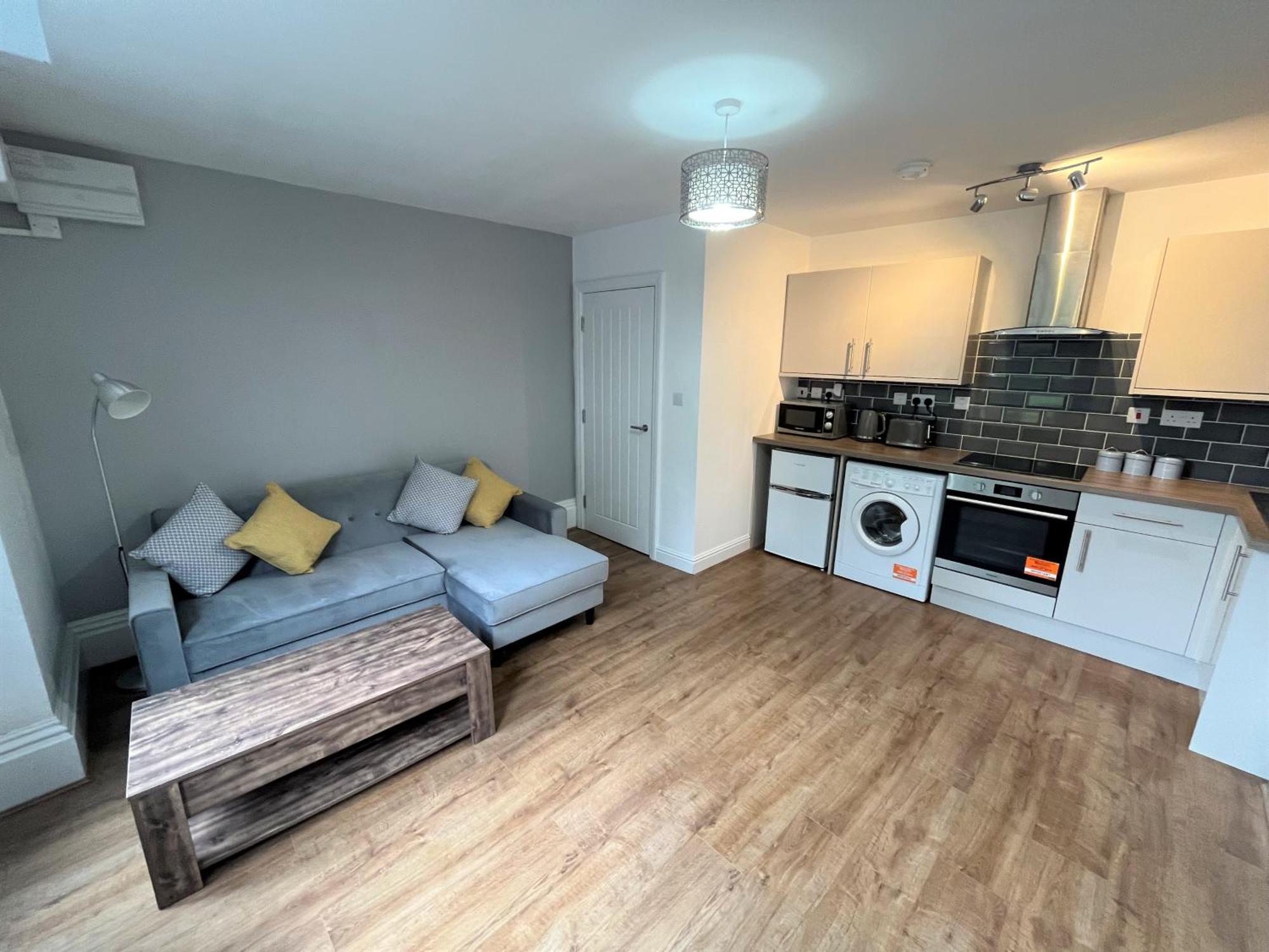 Modern 1 Bed Flat Near Lgi Hospital And Apartment *