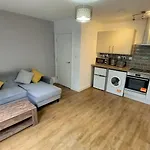 Modern 1 Bed Flat Near Lgi Hospital And University